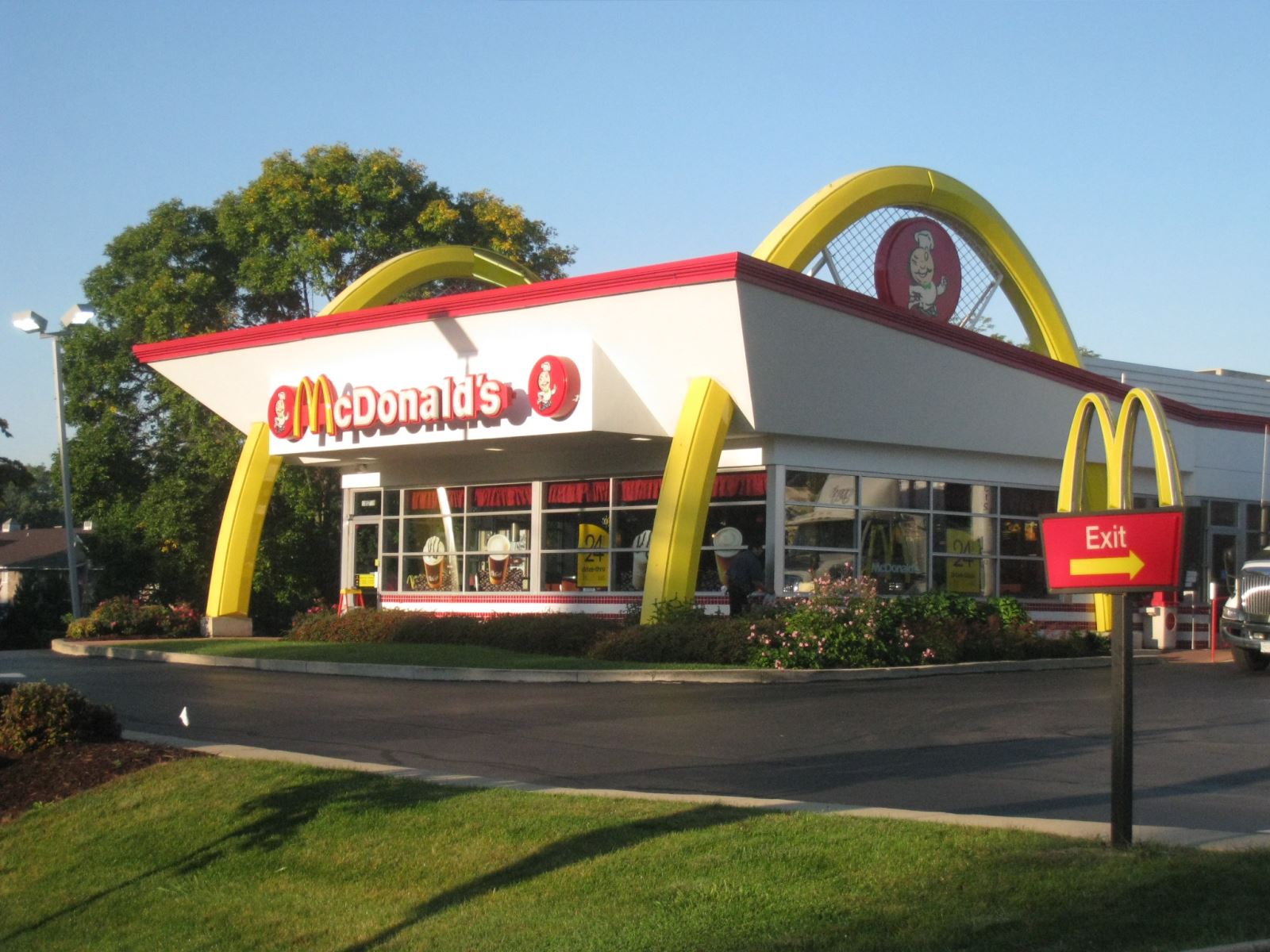 Sera que atendem carros no McDonalds